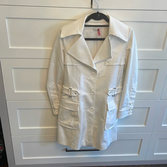 Beautiful Pinko White Trench coat! Size 6 Fitted comes with white belt. - Picture 1 of 5